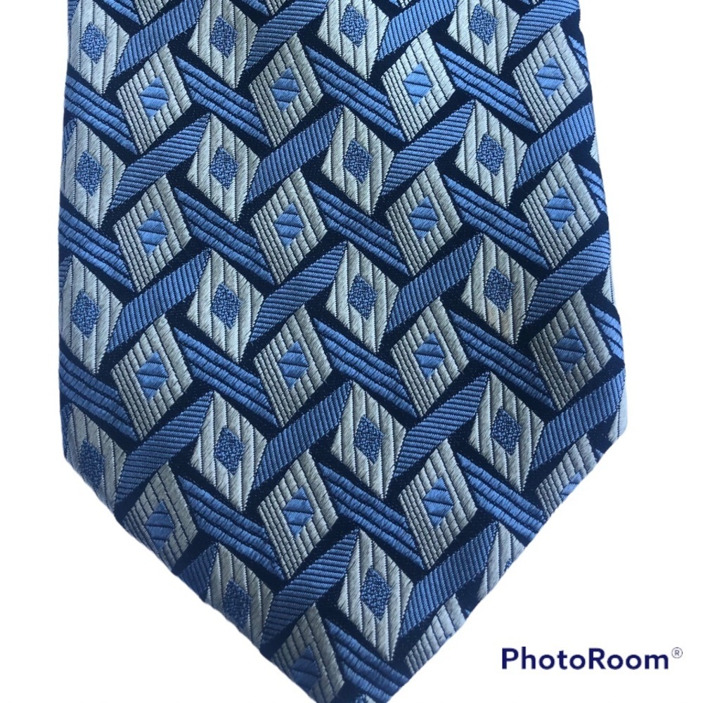 Barney’s blue geometric tie